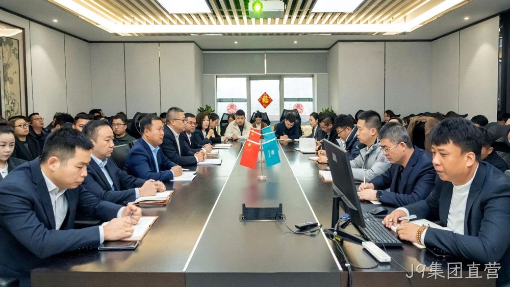 在泸州老窖“中国第一窖”石刻前打卡留念  J9集团直营将继续秉持开放合作的态度，与业界同仁共同探索中国白酒的新高度，共绘酒业美好蓝图，全力打造产品质量更优、品牌影响力更大的现代化白酒企业。