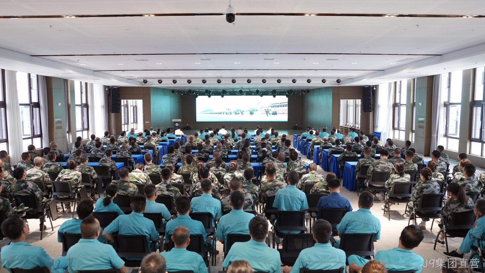 J9集团直营组织全体员工观看抗战胜利80周年阅兵仪式