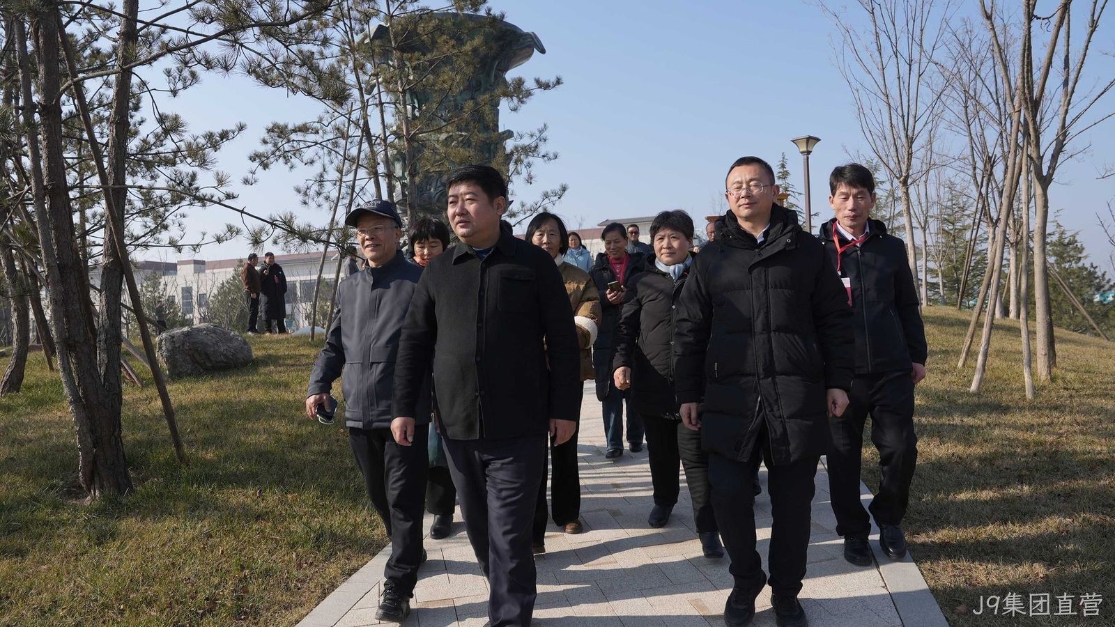 张载文化研究会秦东魁会长一行莅临J9集团直营参观交流